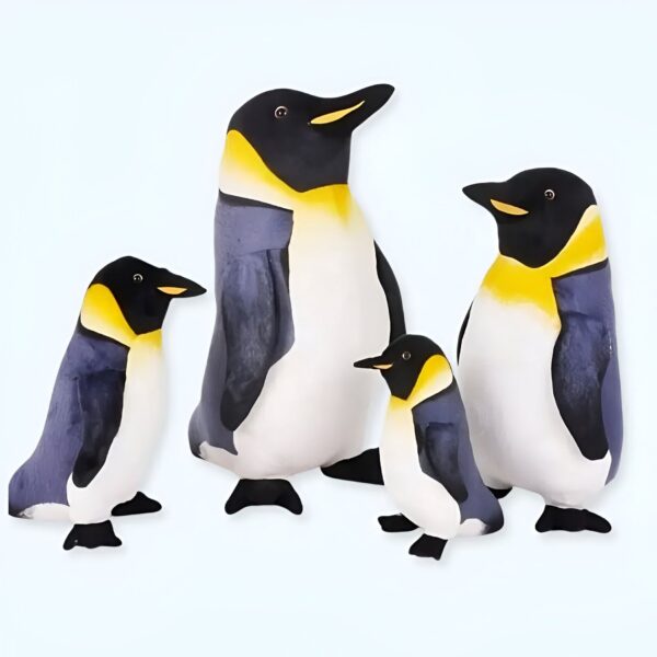 Un groupe de quatre pingouins en peluche de différentes tailles. Les pingouins ont un ventre blanc, un dos noir et un bec jaune.