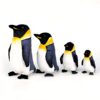 Quatre pingouins en peluche de différentes tailles, alignés sur un fond blanc.