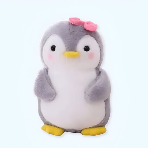 Peluche pingouin gris avec un nœud rose, idéal pour les enfants.