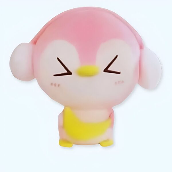 Un mignon petit pingouin rose avec des oreilles blanches souriant.