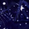 peluche-plaid-etoiles-lumineuses-bleu-nuit-4a-2 Une couverture en peluche bleu foncé avec un motif d'étoiles blanches.