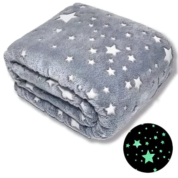 peluche-plaid-etoiles-lumineuses-cadeau-parfait-pour-enfants-1a-5 Une couverture grise moelleuse ornée d'étoiles blanches qui brillent dans le noir.