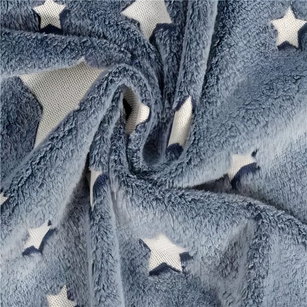 peluche-plaid-etoiles-lumineuses-cadeau-parfait-pour-enfants-2a-2 Tissu gris clair en fausse fourrure avec des étoiles blanches.