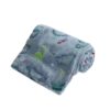 peluche-plaid-lumineux-dinosaures-doux-et-confortable-2a-5 Une couverture en fourrure douce de couleur grise avec des motifs de dinosaures en vert, rouge et jaune.