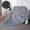 peluche-plaid-lumineux-dinosaures-doux-et-confortable-4a-2 Couverture en polaire grise avec un motif de dinosaures verts.