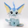 peluche-pokemon-evoli-et-aquali-pack-de-2-5a-2 Peluche de Vaporeon, un Pokémon de type eau, assis avec un sourire sur un fond blanc.