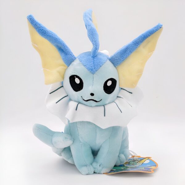 peluche-pokemon-evoli-et-aquali-pack-de-2-5a-2 Peluche de Vaporeon, un Pokémon de type eau, assis avec un sourire sur un fond blanc.