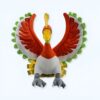 Peluche de l'oiseau légendaire Ho-Oh de Pokemon, avec des ailes déployées, des plumes rouges et vertes et un bec jaune.
