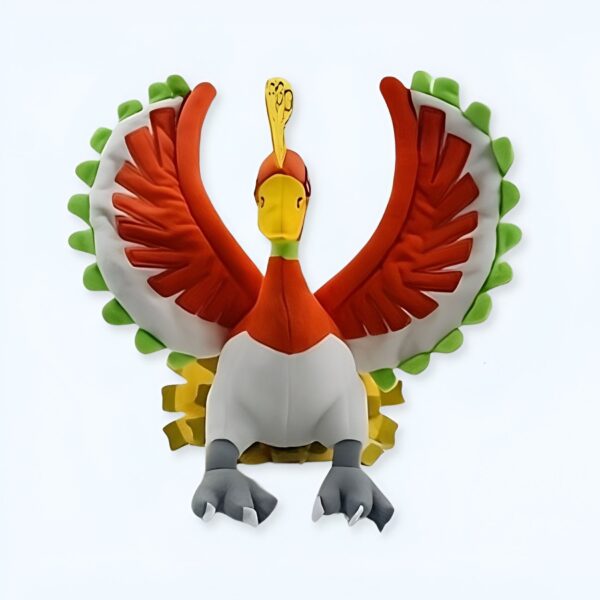 Peluche de l'oiseau légendaire Ho-Oh de Pokemon, avec des ailes déployées, des plumes rouges et vertes et un bec jaune.