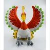 Peluche de l'oiseau légendaire Pokémon Ho-Oh avec ses ailes déployées, de couleur rouge et blanche avec des détails jaunes et verts.