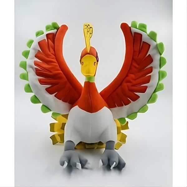 Peluche de l'oiseau légendaire Pokémon Ho-Oh avec ses ailes déployées, de couleur rouge et blanche avec des détails jaunes et verts.