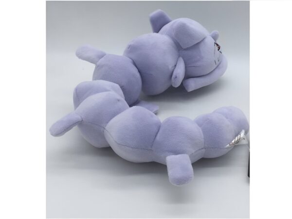 Peluche de la chenille Pokémon, Metamorph, en position assise sur un fond blanc.
