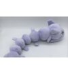 Peluche de chenille violette à plusieurs segments, avec un visage expressif.