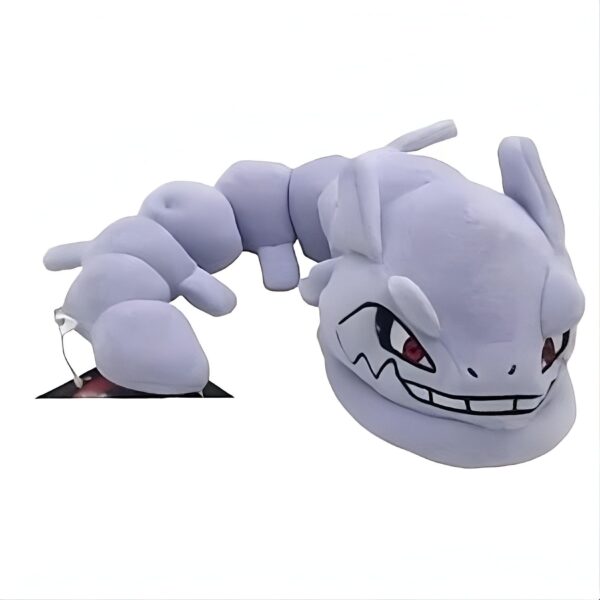 Peluche de Dratini, un Pokémon de type dragon, de couleur violette avec des yeux rouges.