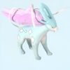 peluche-pokemon-suicune-doudou-pokemon-2a-2 Une peluche de Gardevoir, un Pokémon de type Psy et Fée, avec des ailes violettes et un corps bleu clair.
