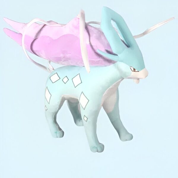 peluche-pokemon-suicune-doudou-pokemon-2a-2 Une peluche de Gardevoir, un Pokémon de type Psy et Fée, avec des ailes violettes et un corps bleu clair.