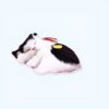 Un adorable chat noir et blanc en peluche endormi.