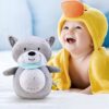 Un bébé souriant enveloppé dans une serviette de bain jaune en forme de canard, avec un adorable jouet en peluche en forme de raton laveur qui projette des étoiles sur le plafond.