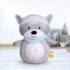 Peluche de raton laveur gris avec un projecteur d'étoiles sur son ventre.