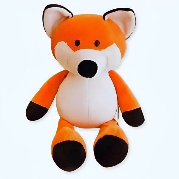 Peluche renard orange et blanc assis sur un fond blanc.