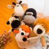 peluche-renard-a-croquer-2a-2 Un panier en métal blanc avec des peluches d'animaux : une girafe, un gorille, un chien, un renard et un lion.