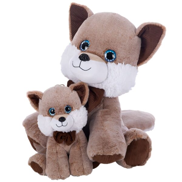 Deux peluches en forme de renard, l'une grande et l'autre petite, toutes deux avec des yeux bleus brillants et un nœud papillon marron.