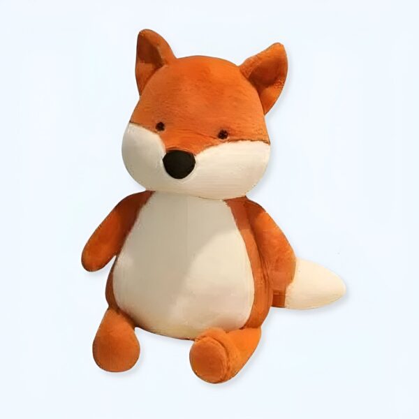 Peluche renard orange et blanc assis sur un fond blanc.