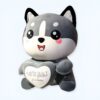peluche-renard-geant-1a-2 Peluche de chien gris tenant un coussin en forme de cœur avec l'inscription "Joyeux anniversaire" en chinois et en anglais.
