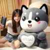 peluche-renard-geant-3a-2 Une jeune femme prend une selfie avec une grosse peluche en forme de chien gris avec un cœur blanc sur lequel est écrit "Joyeux anniversaire" en chinois et en anglais.