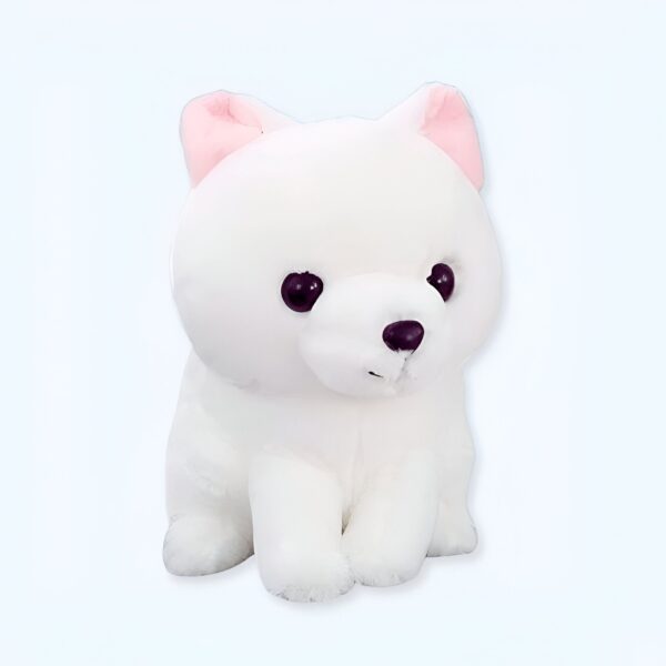 Une peluche blanche de chien avec de grands yeux noirs et des oreilles roses.