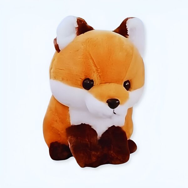 Peluche renard orange et brun assis sur fond blanc.