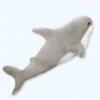 Une peluche en forme de requin gris avec une nageoire dorsale et une queue. Le requin a des yeux noirs et une bouche ouverte.