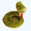 peluche-serpent-a-sonnette-1a Peluche de serpent vert enroulé sur lui-même avec une langue rouge.