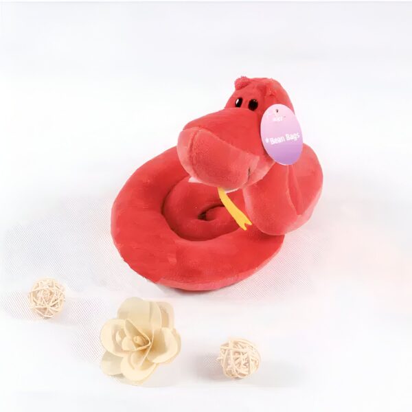 Un serpent en peluche rouge enroulé sur lui-même avec une étiquette "Bean Bags" sur le dessus.