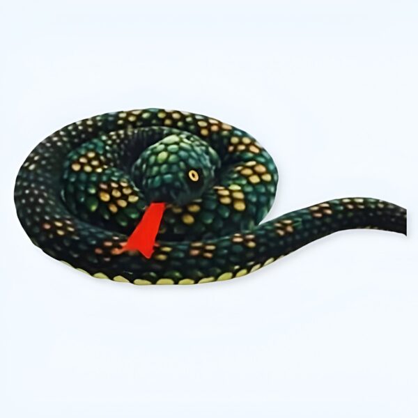 Un serpent en peluche vert et noir enroulé sur lui-même avec une langue rouge.