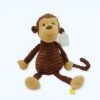 Une peluche de singe marron avec un visage beige souriant, assis sur un fond blanc.