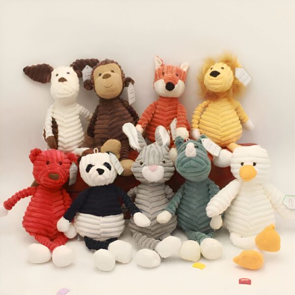 Une collection de peluches en forme d'animaux, y compris un chien, un singe, un renard, un lion, un lapin, un panda, un rhinocéros et un canard.