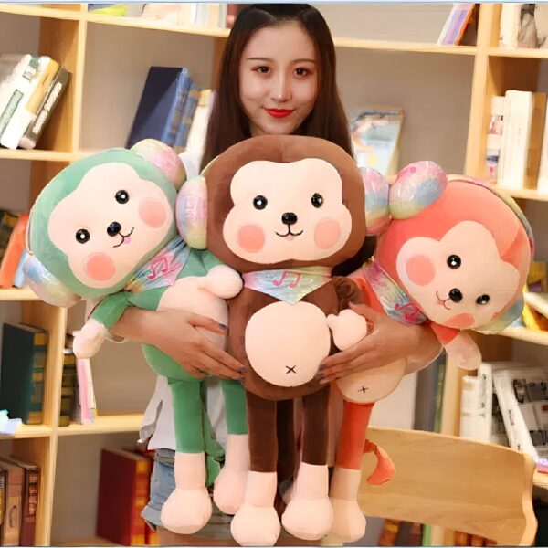 Une jeune femme tenant trois singes en peluche, l'un vert, l'autre brun et le dernier rose. Les singes portent tous des écouteurs et un bandana avec des notes de musique.