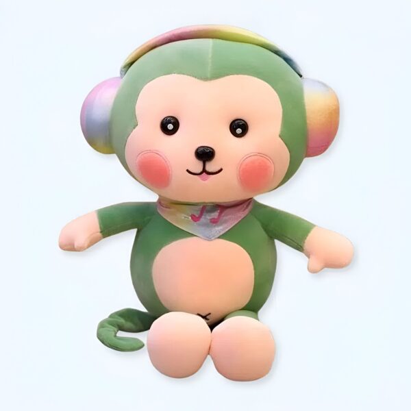 Un singe en peluche vert portant un casque arc-en-ciel et un bandana coloré.