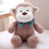 Une peluche de singe brun avec un nœud bleu et blanc.