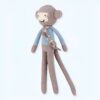 peluche-singe-tricot-jouet-en-peluche-tricote-de-haute-qualite-cadeau-pour-enfants-1a-2 Un singe en tricot beige avec un haut bleu et une écharpe.
