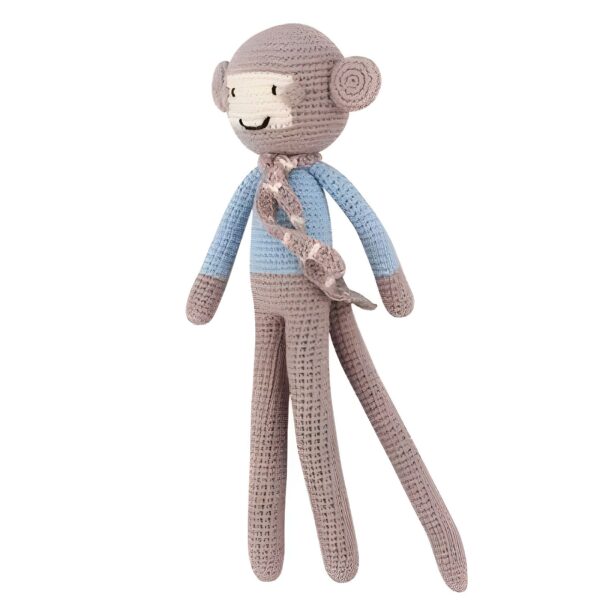 peluche-singe-tricot-jouet-en-peluche-tricote-de-haute-qualite-cadeau-pour-enfants-3a-2 Peluche singe tricoté marron avec une écharpe bleue et un sourire.