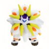 Peluche de Solgaleo, un Pokémon légendaire de type Psy et Acier, avec une fourrure blanche et des accents jaunes et orange. Il a un visage violet et des yeux bleus et un air menaçant.