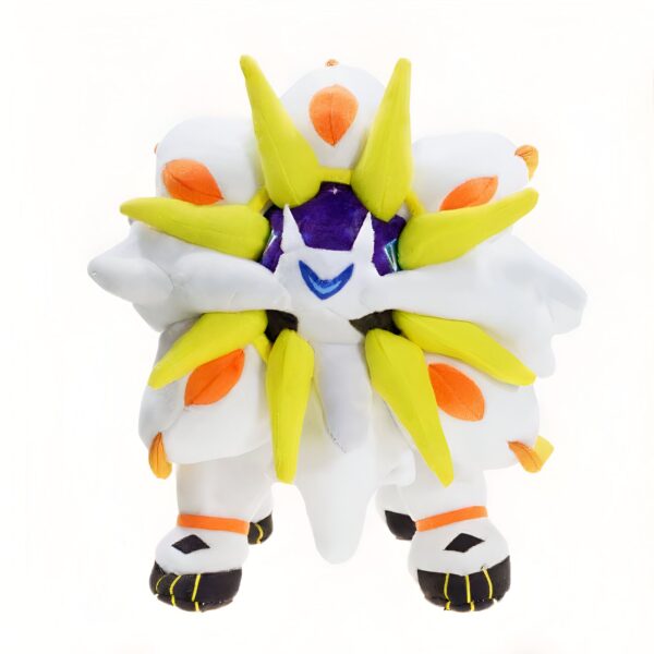 Peluche de Solgaleo, un Pokémon légendaire de type Psy et Acier, avec une fourrure blanche et des accents jaunes et orange. Il a un visage violet et des yeux bleus et un air menaçant.