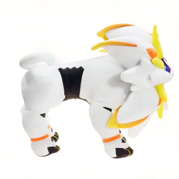 Peluche de Solgaleo, un Pokémon légendaire de type Acier et Psy, en position debout.