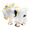 Peluche blanche de l'animal légendaire Arceus, avec des détails orange, noirs et jaunes. Il est en position debout, prêt à partir à l'aventure !