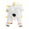 Peluche blanche représentant le Pokémon légendaire Arceus, vu de dos. Il a une queue jaune et des détails noirs sur son corps. Il est prêt à être câliné !