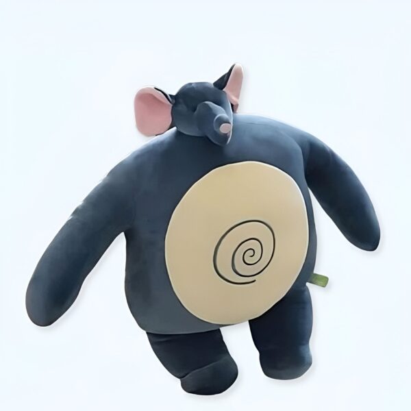 Peluche de souris bleu avec des oreilles roses et un ventre beige avec une spirale.