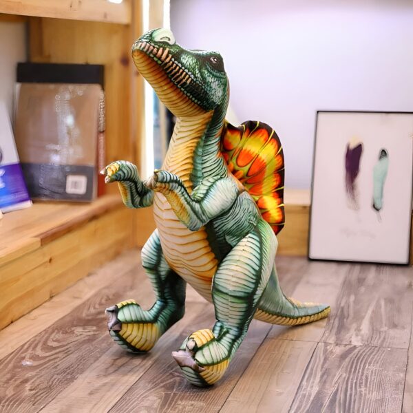 Une peluche de dinosaure vert et jaune avec une crête orange sur le dos.