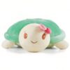 peluche-tortue-bebe-verte-avec-noeud-2a-1 Une adorable tortue en peluche verte avec un nœud rose et un visage souriant.